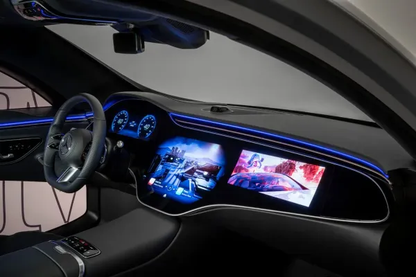 Novatoriškos „Mercedes-Benz“ technologijos automobilį paverčia kai kuo daugiau