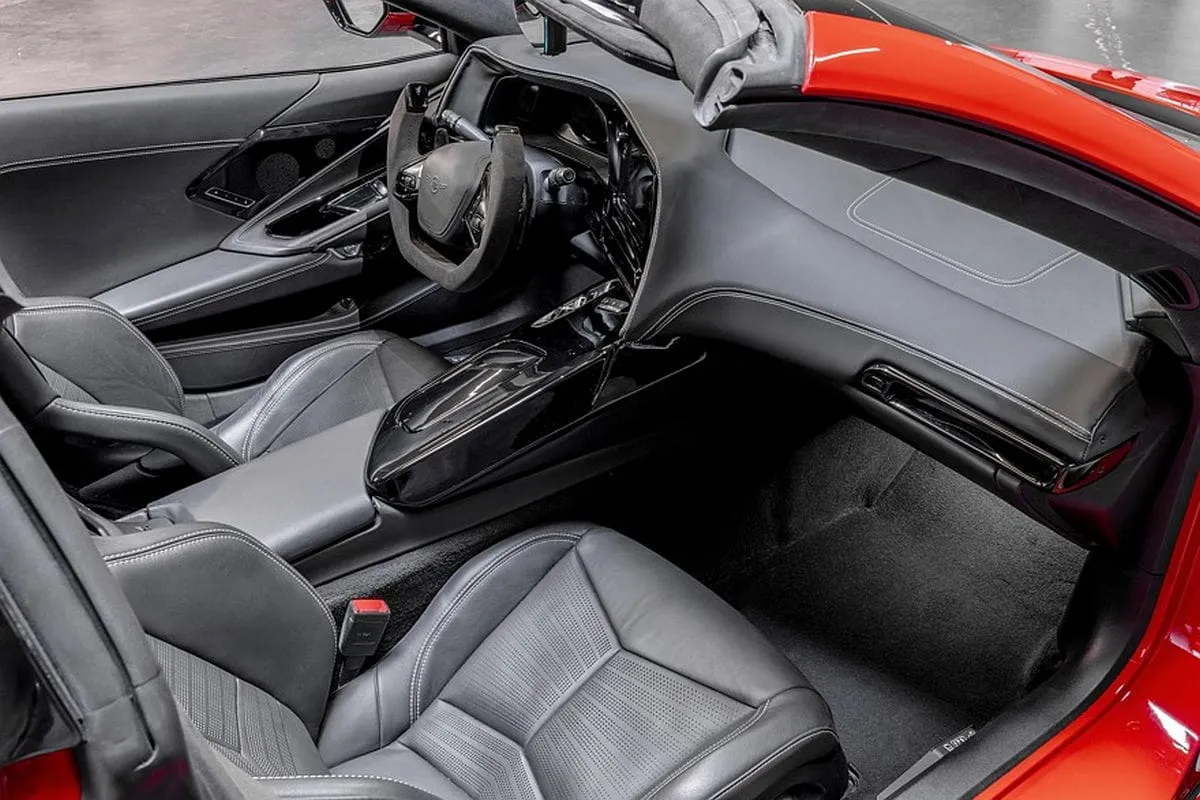 Naujas „Rezvani Beast”: anglies pluošto kėbulas, 1000 AG V8, šarvai ir šnipų daikčiukai