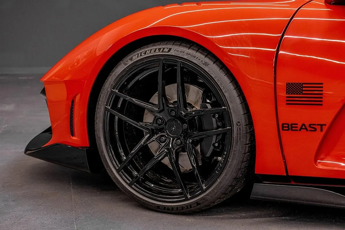Naujas „Rezvani Beast”: anglies pluošto kėbulas, 1000 AG V8, šarvai ir šnipų daikčiukai