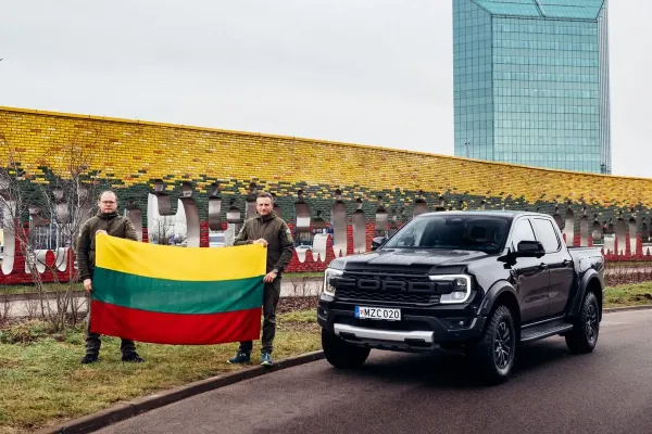 Vasario 16-ąją vairavimo rekordininkai paminėjo sau būdingu stiliumi: ypatingiems keliams pasirinko ypatingą automobilį
