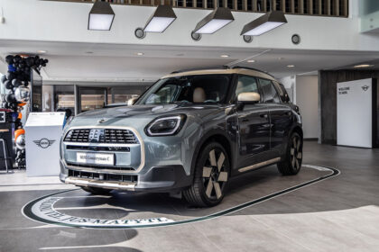 „Mini“ pristatė naujos kartos „Cooper SE“ ir „Countryman C“ automobilius