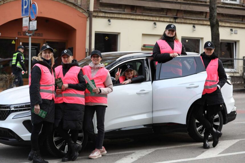 „Moterų ralio“ dalyvės kartu su policijos pareigūnais mokė pėsčiuosius teisingai eiti per perėją