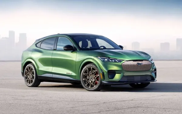 Atnaujintas "Ford Mustang Mach-E": didesnis nuotolis ir greitesnė GT versija