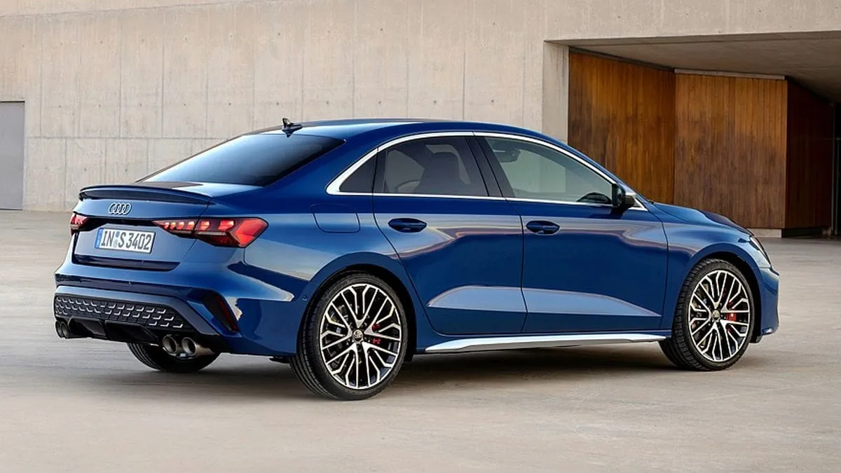Atnaujinta „Audi S3”: daugiau galios, RS 3 visų varančiųjų ratų pavara ir pakeista važiuoklė
