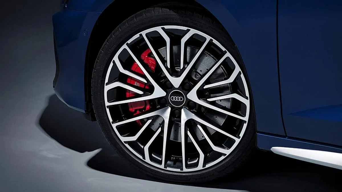 Atnaujinta „Audi S3”: daugiau galios, RS 3 visų varančiųjų ratų pavara ir pakeista važiuoklė