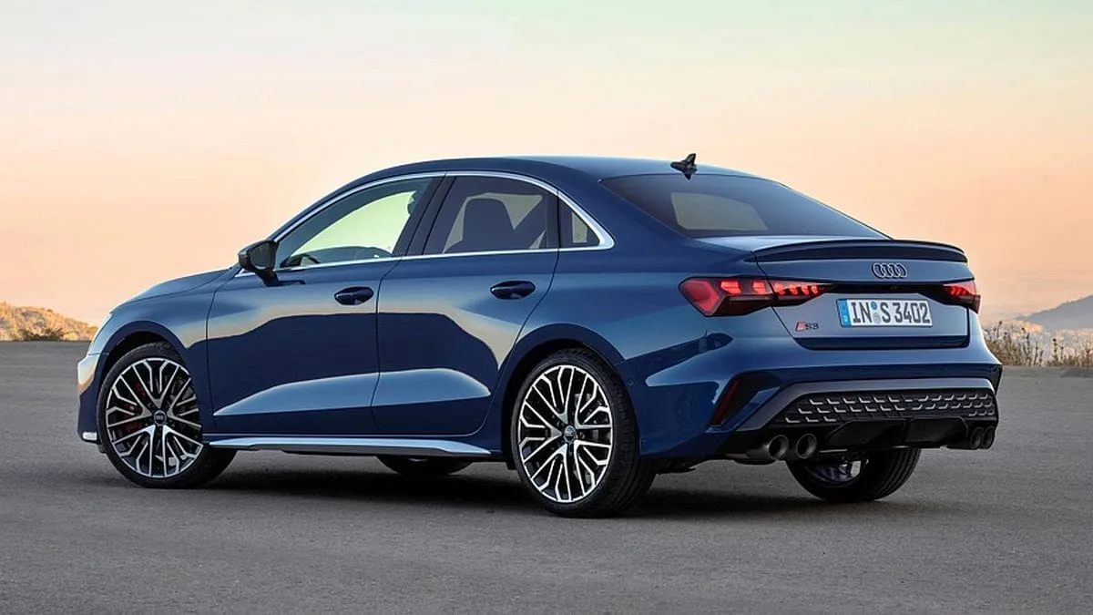 Atnaujinta „Audi S3”: daugiau galios, RS 3 visų varančiųjų ratų pavara ir pakeista važiuoklė