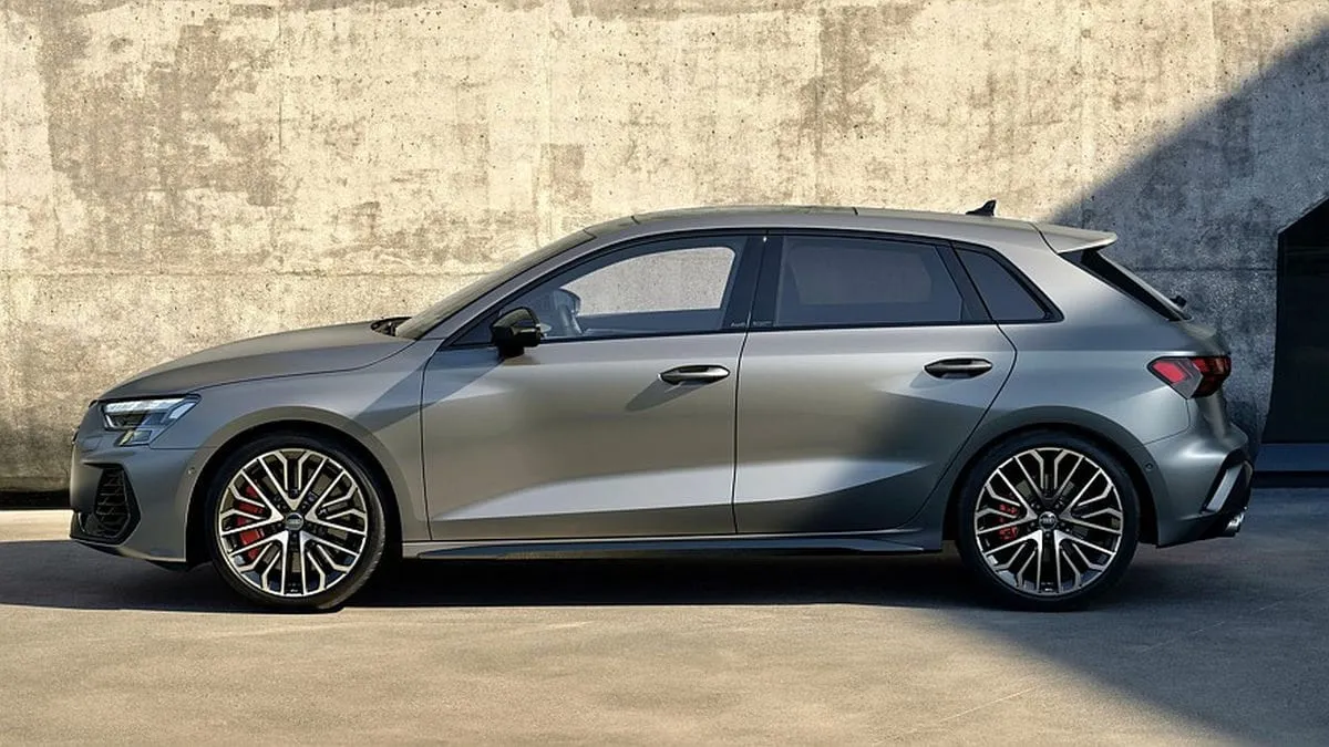 Atnaujinta „Audi S3”: daugiau galios, RS 3 visų varančiųjų ratų pavara ir pakeista važiuoklė