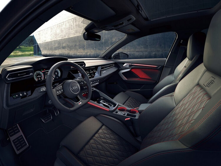 Atnaujinta "Audi S3": daugiau galios, RS 3 visų varančiųjų ratų pavara ir pakeista važiuoklė