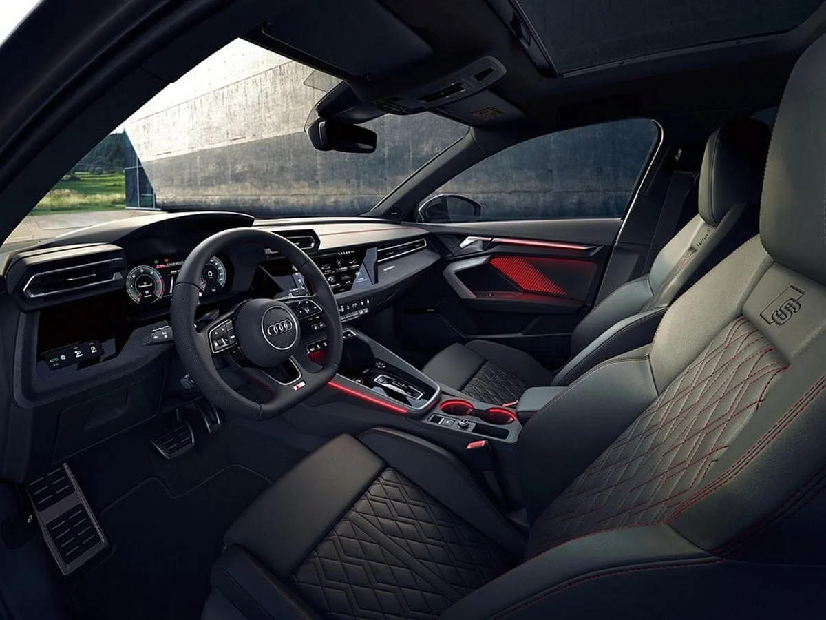 Atnaujinta „Audi S3”: daugiau galios, RS 3 visų varančiųjų ratų pavara ir pakeista važiuoklė