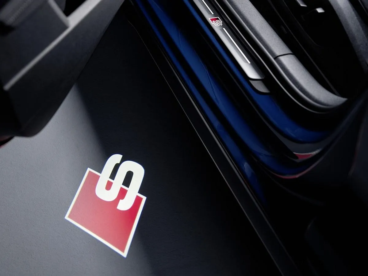 Atnaujinta „Audi S3”: daugiau galios, RS 3 visų varančiųjų ratų pavara ir pakeista važiuoklė