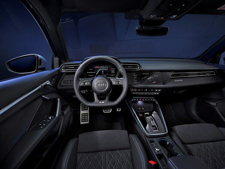 Atnaujinta "Audi S3": daugiau galios, RS 3 visų varančiųjų ratų pavara ir pakeista važiuoklė