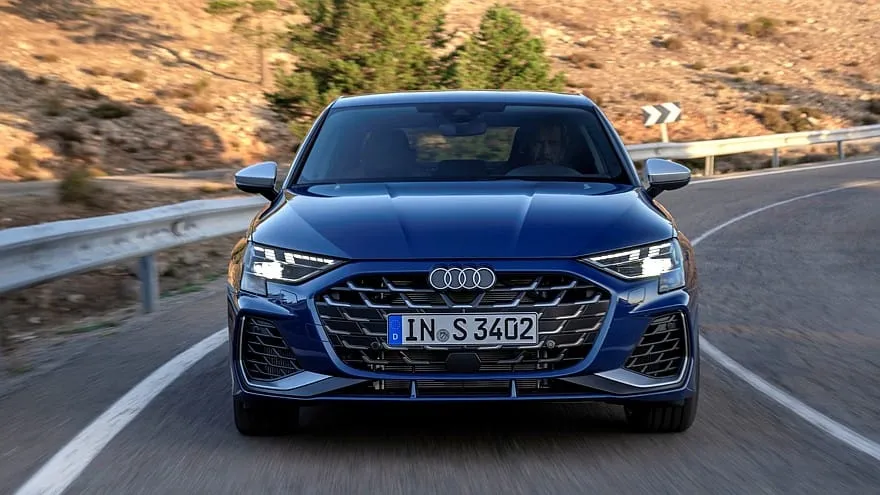 Atnaujinta „Audi S3”: daugiau galios, RS 3 visų varančiųjų ratų pavara ir pakeista važiuoklė