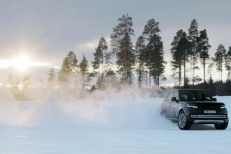 Elektrinio „Range Rover“ bandymai: nuo –40 °C laipsnių poliariniame rate iki +50 °C laipsnių dykumose