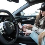 „Moterų ralyje“ važiuojantys elektromobiliai meta iššūkį mitams
