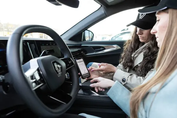 „Moterų ralyje“ važiuojantys elektromobiliai meta iššūkį mitams