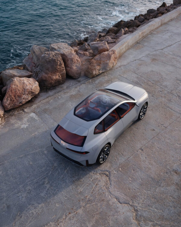 BMW pristatė X serijos elektromobilį-viziją – galės būti naudojamas ir kaip elektros šaltinis