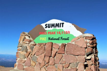 Legendinės „Pikes Peak“ kilimo į kalną lenktynės: kuo elektromobiliai pranašesni už įprastus automobilius?