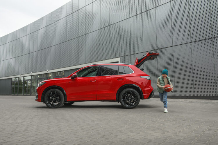 Naująjį „Volkswagen Tiguan“ jau galima įsigyti Lietuvoje: elektros režimu – iki 120 km
