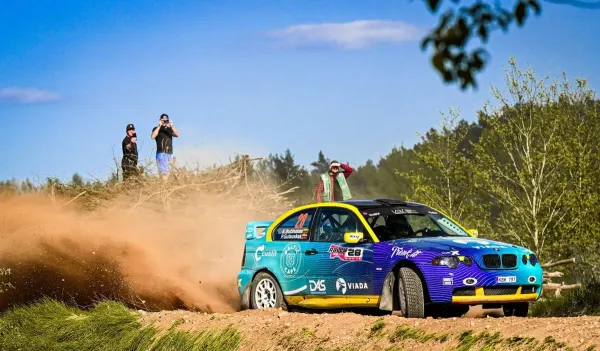 Sudėtį atnaujinusi „Viada-Multi FX“ komanda Visagino ralyje žengė ant prizininkų pakylos
