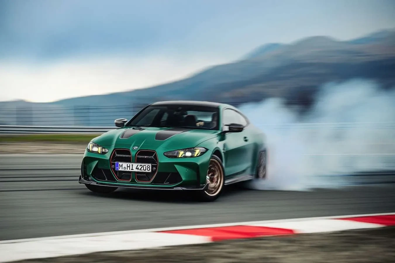 BMW pristatė sportišką „M4 CS“ modelį: iki 100 km/val. – per 3,4 sek.