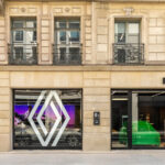 „Renault“ keičia automobilių pardavimo filosofiją – miestų centruose atsiras modernūs kompaktiški salonai