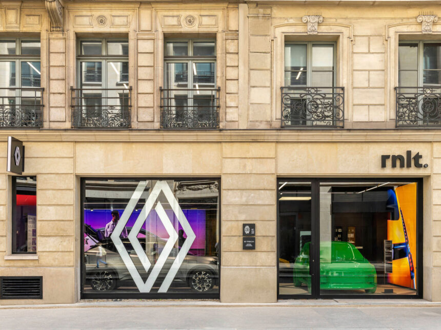 „Renault“ keičia automobilių pardavimo filosofiją – miestų centruose atsiras modernūs kompaktiški salonai