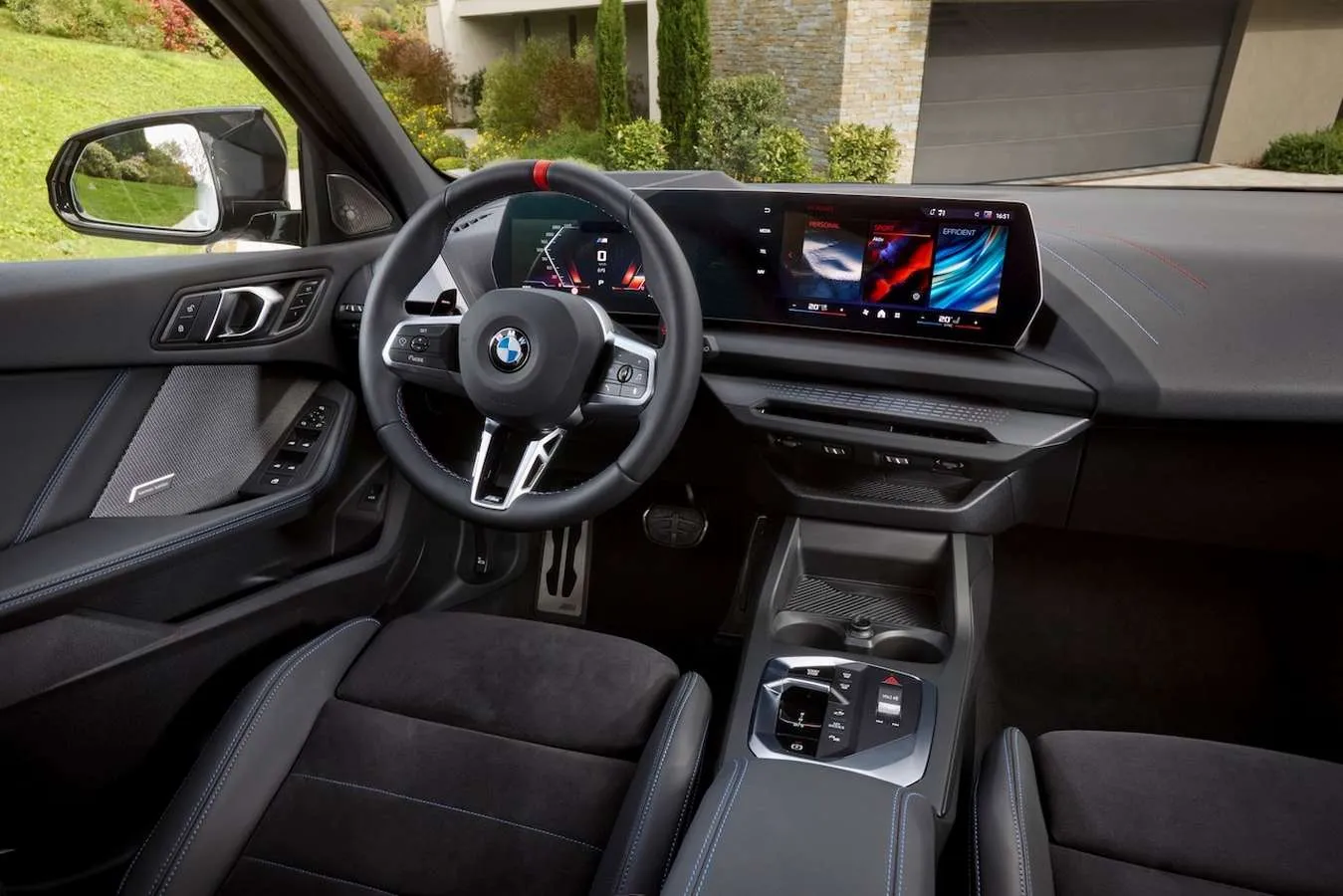 Ketvirtos kartos „BMW 1“ debiutas: nuo sportiškų variklių iki naujo dizaino priekinių grotelių