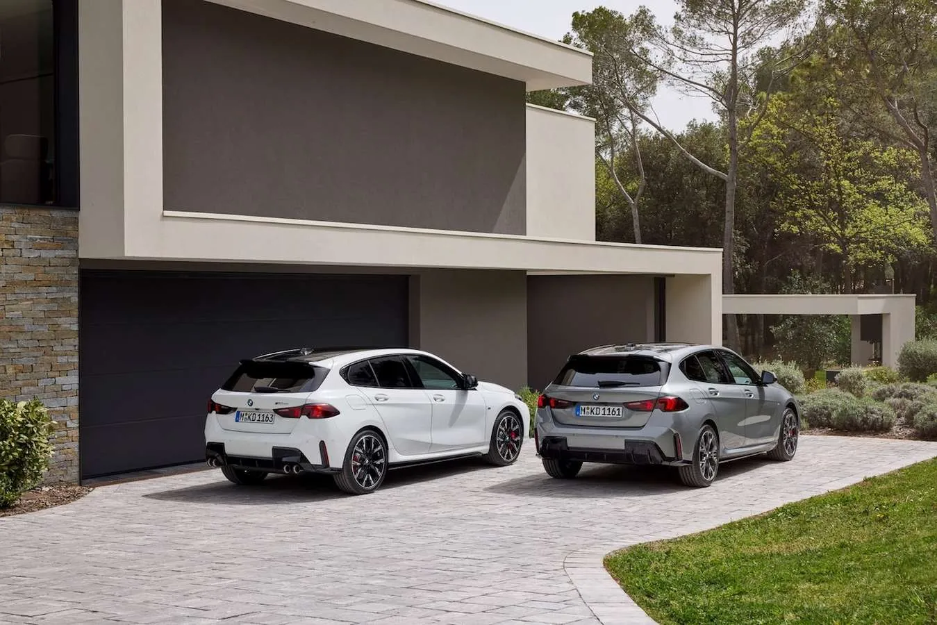 Ketvirtos kartos „BMW 1“ debiutas: nuo sportiškų variklių iki naujo dizaino priekinių grotelių