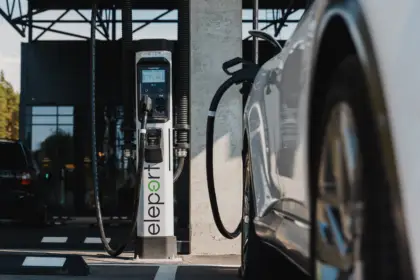 „Eleport“ vienodina kainas elektromobilių įkrovos tinkle Lietuvoje ir atidaro naujus elektromobilių įkrovimo taškus