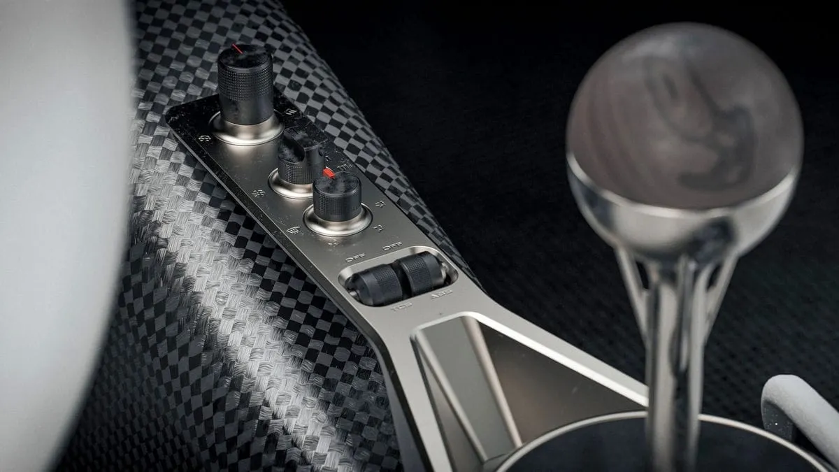 „Oilstainlab HF-11″: lengvas superautomobilis su keičiama transmisija