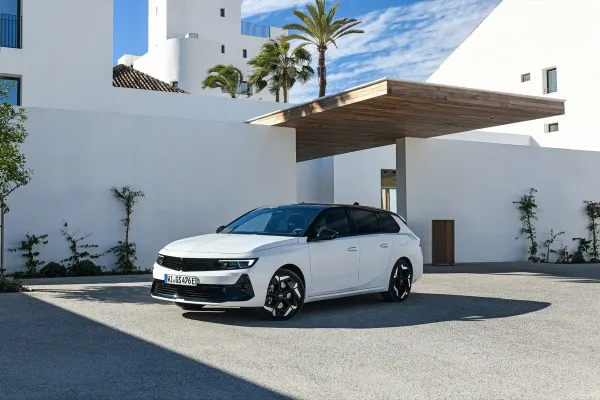 Geriausios elektromobilių ir benzininių modelių savybės viename automobilyje: kur slypi jo privalumai?