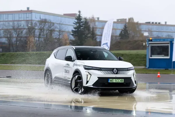 „Metų automobilis 2025“: pretendentų šokiai Bukiškių autodrome