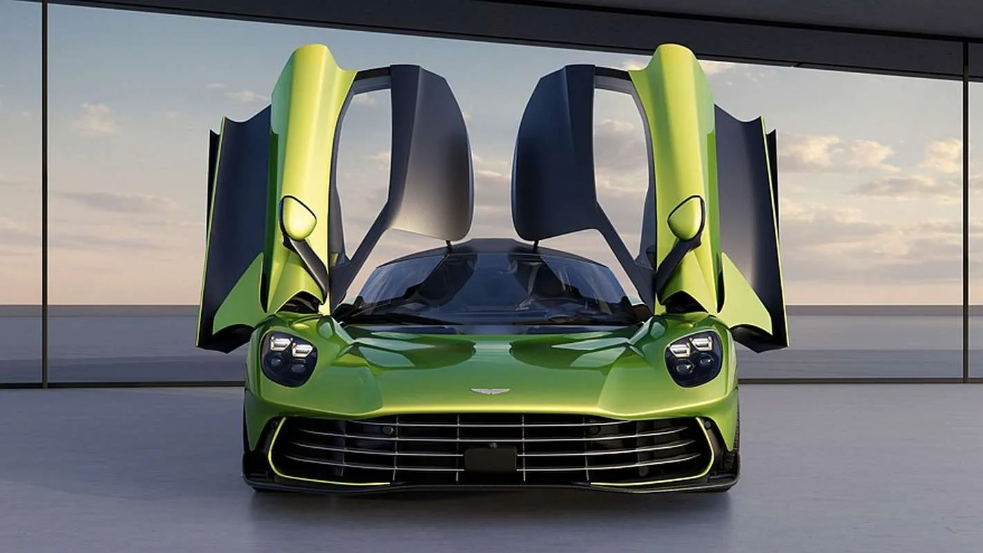 „Aston Martin Valhalla”: PHEV jėgainė su V8 ir pirmas šimtukas per 2,5 s.
