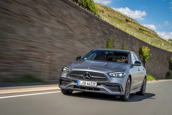 „Premium“ klasės automobilis įmonėje: motyvacija darbuotojams ar perteklinis pasipuikavimas?