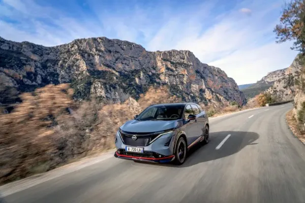 Į kelius išriedėjo įspūdingų parametrų „Nissan Ariya Nismo“ elektromobilis