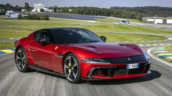 Šiais metais „Ferrari“ pristatys šešis naujus automobilius, o spalio 9 d. debiutuos ir elektromobilis