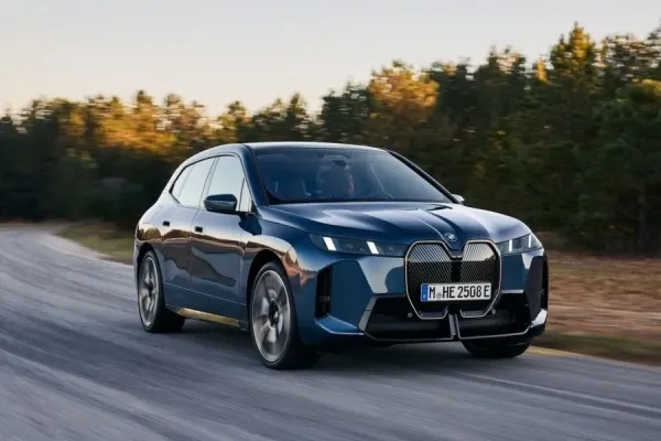 Atnaujintas „BMW iX“ modelis viena įkrova įveiks 701 km