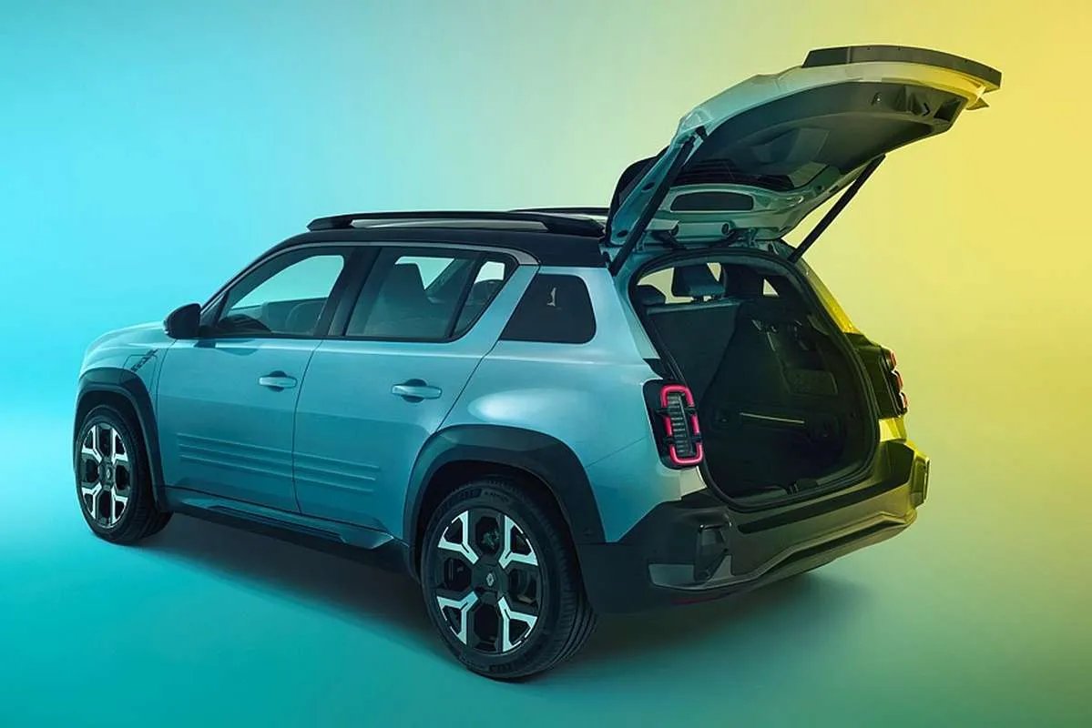 Scenoje naujasis „Renault 4“: du varikliai, du akumuliatoriai ir trys konfigūracijos