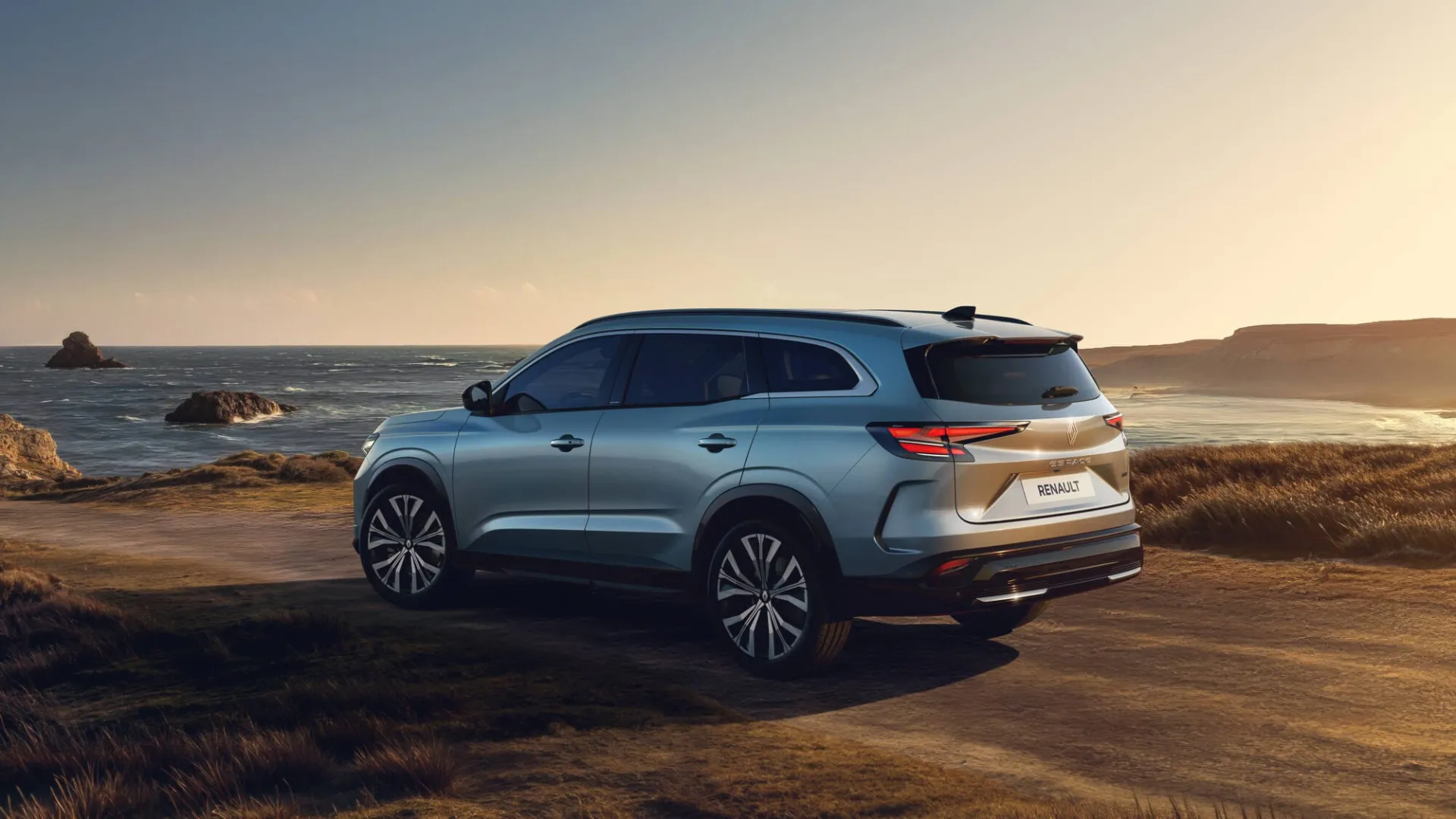 Pristatomas naujasis „RENAULT ESPACE“: modernizuotas efektyviausio rinkoje hibridinio šeimyninio automobilio dizainas
