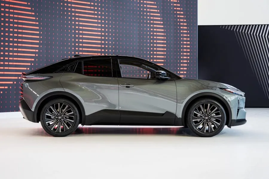 Debiutuoja vien elektra varomas „Toyota C-HR+“