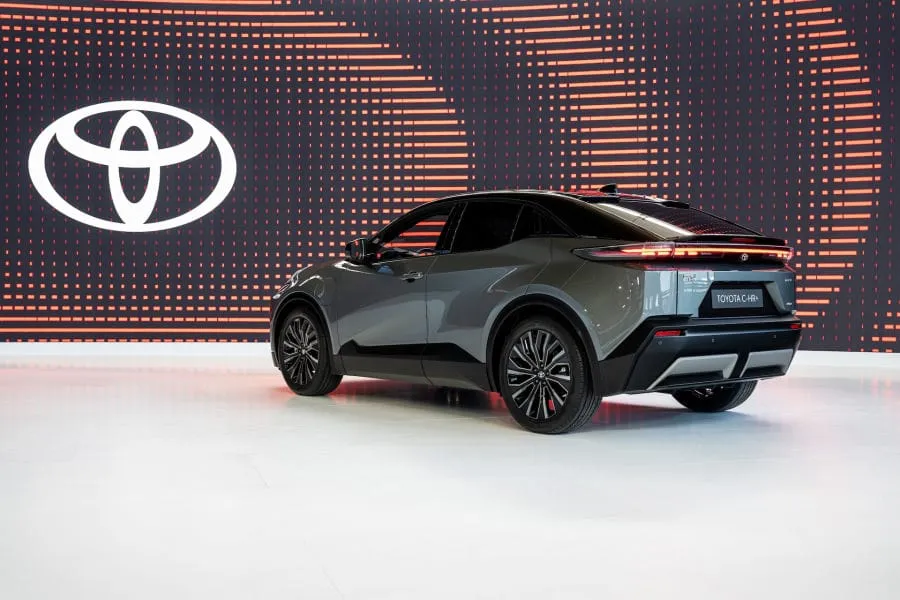 Debiutuoja vien elektra varomas „Toyota C-HR+“