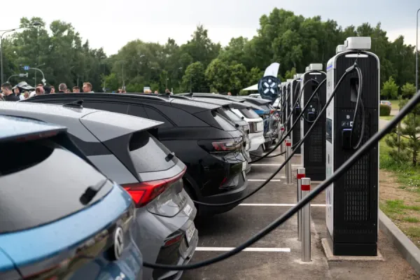 Neįprasti elektromobilių varžybų dalyviai