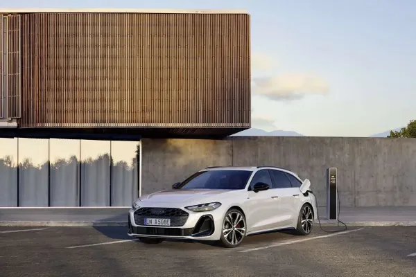 „Audi“ pristato naująjį „A5 e-hybrid“: įkraunamas hibridas su įspūdingu elektra nuvažiuojamu nuotoliu