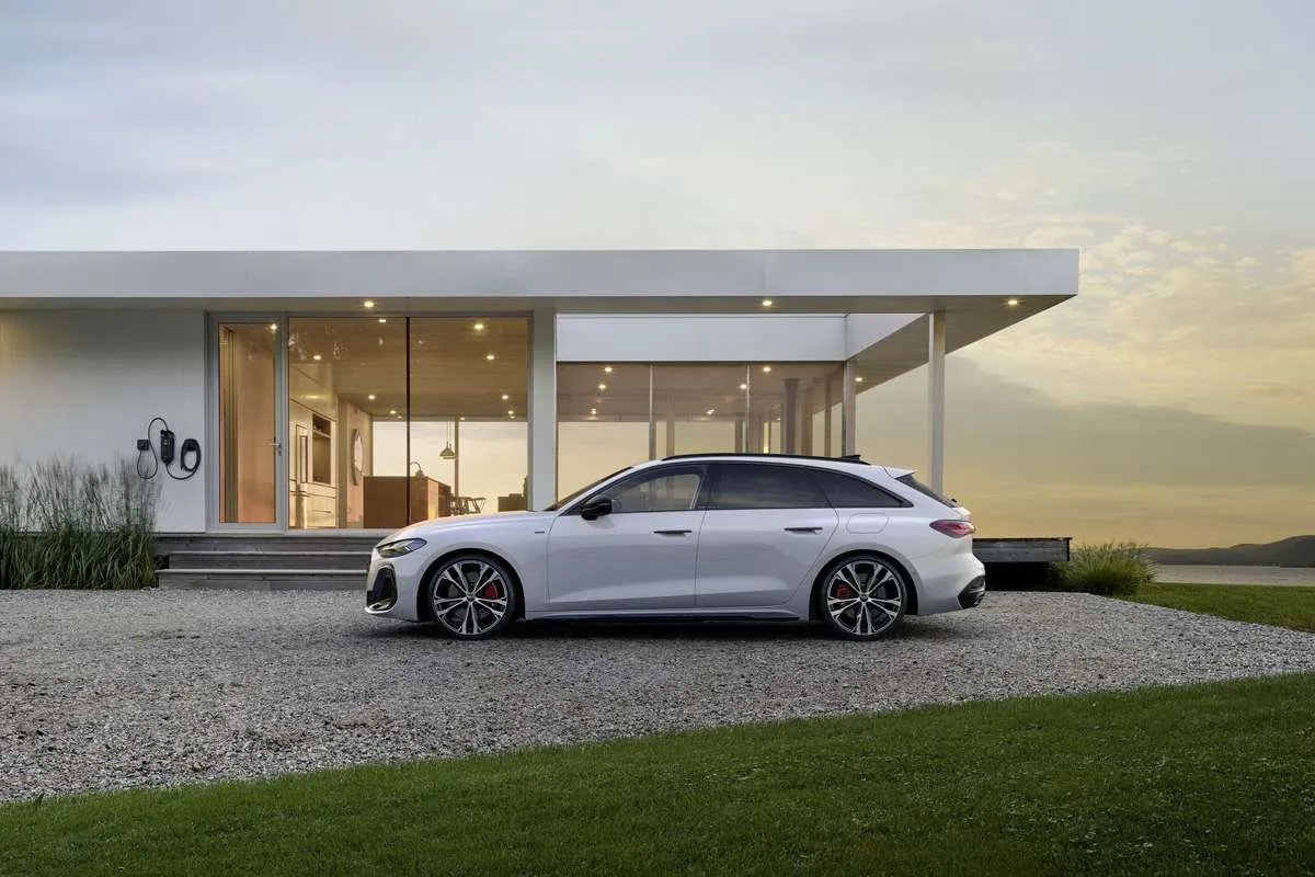 „Audi“ pristato naująjį „A5 e-hybrid“: įkraunamas hibridas su įspūdingu elektra nuvažiuojamu nuotoliu