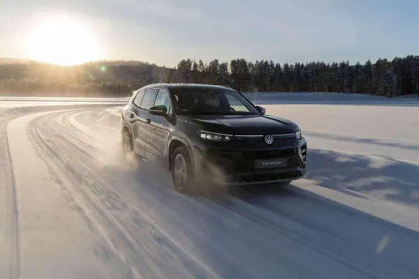 Erdvus įkraunamas hibridas su iki 120 km elektra nuvažiuojamu atstumu: „Volkswagen Tayron“ – jau Lietuvoje