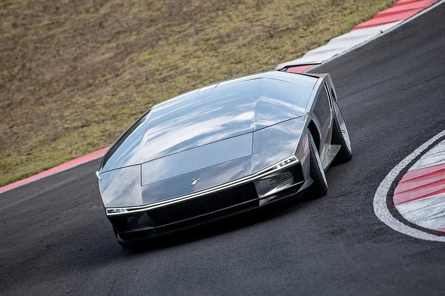 „Giugiaro“ superautomobilis ‚Peralta S‘ – duoklė septintojo dešimtmečio ‚Maserati Boomerang‘ koncepciniam automobiliui