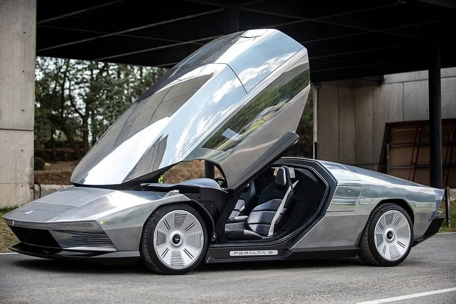 „Giugiaro“ superautomobilis ‚Peralta S‘ – duoklė septintojo dešimtmečio ‚Maserati Boomerang‘ koncepciniam automobiliui
