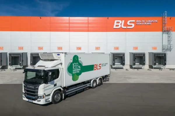 Tvaresnė ateitis jau čia: „Baltic Logistic Solutions“ įsigijo pirmąjį Lietuvoje „Scania“ elektrinį sunkvežimį