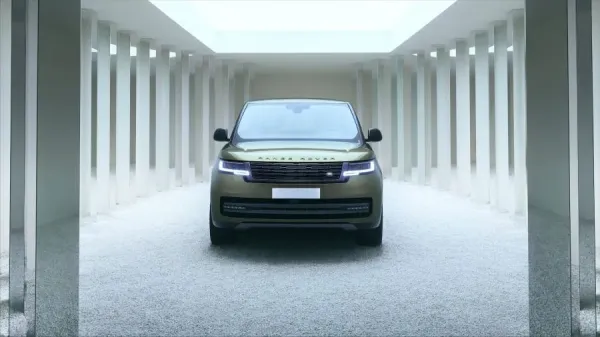 „Range Rover“ instaliacija Milano dizaino savaitėje sukūrė keliones laike