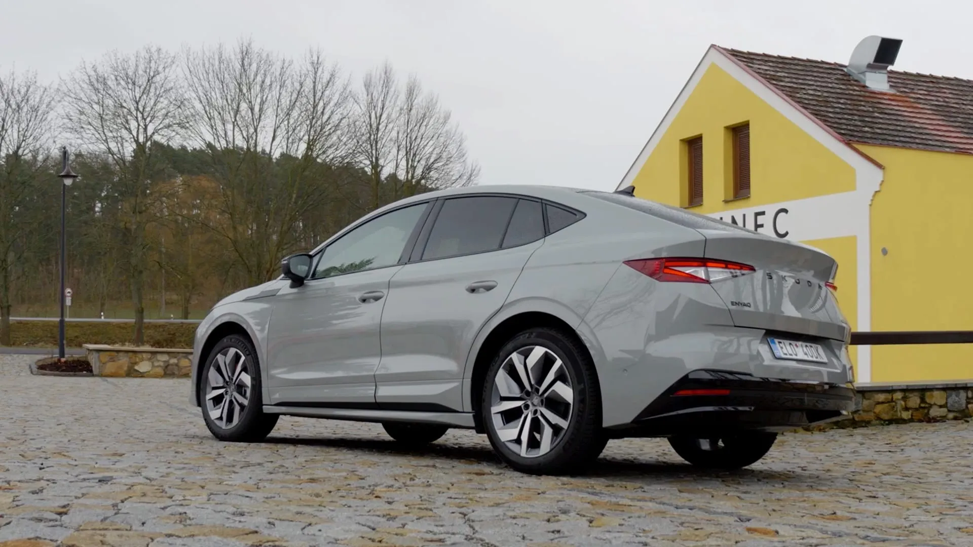 Atnaujinta „Škoda Enyaq“ jau keliuose: važiuoja efektyviau ir toliau